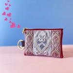 【ピンクハートのお守りポーチ】フェイクレザー　フラット　インド刺繍リボン