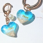 【夏季限定品】名入れ　海　レジン　キーホルダー　アルファベット　イニシャル　チャーム　ハンドメイド　キーリング　プレゼント　プチギフト　バッグチャーム　お揃い　オーダーメイド　アンブレラマーカー