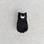 猫の刺繍ブローチ  佇む黒猫 白ひげ模様