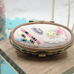花刺繍のソーイングセット　(刺繍枠と刺繍糸3色とにぎりばさみ）