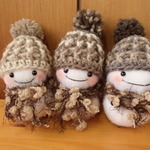 手編みのニット帽をかぶった雪だるま３個セット
