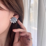 小さなフリルがさり気なく甘い、お花の刺繍ピアス / frill -dungaree- / pierce,earring