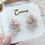 ピンクの小さな花束イヤリング・ピアス  /刺繍糸/レース編み 