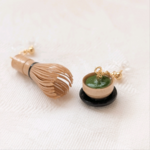 【紙のアクセサリー】抹茶と茶筅のミニチュアピアス／イヤリング1gのやすらぎをまとう、和のアートアクセサリー（ペーパークイリング）