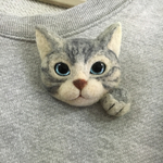 羊毛フェルト 猫ブローチ グレー猫手付き