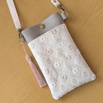 【送料無料】刺繍生地とフェイクレザーのスマホポシェットショルダー