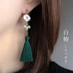 【再販】白椿のミニタッセル【ピアス/イヤリング】緑 グリーン 1月 ツバキ フリンジ  夏