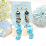 【１点限定💙】海の宝石💎ブルーオーシャン🌊タツノオトシゴの幻想的ピアス🩵✨️大粒クリスタルガラス×キラキラビーズいっぱい💎 ゴージャスな海のジュエリー🌊🫧イヤリングご変更可✨️