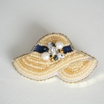 夏の光を集める、上品麦わら帽子のビーズ刺繍ブローチ（ベルベットリボン）