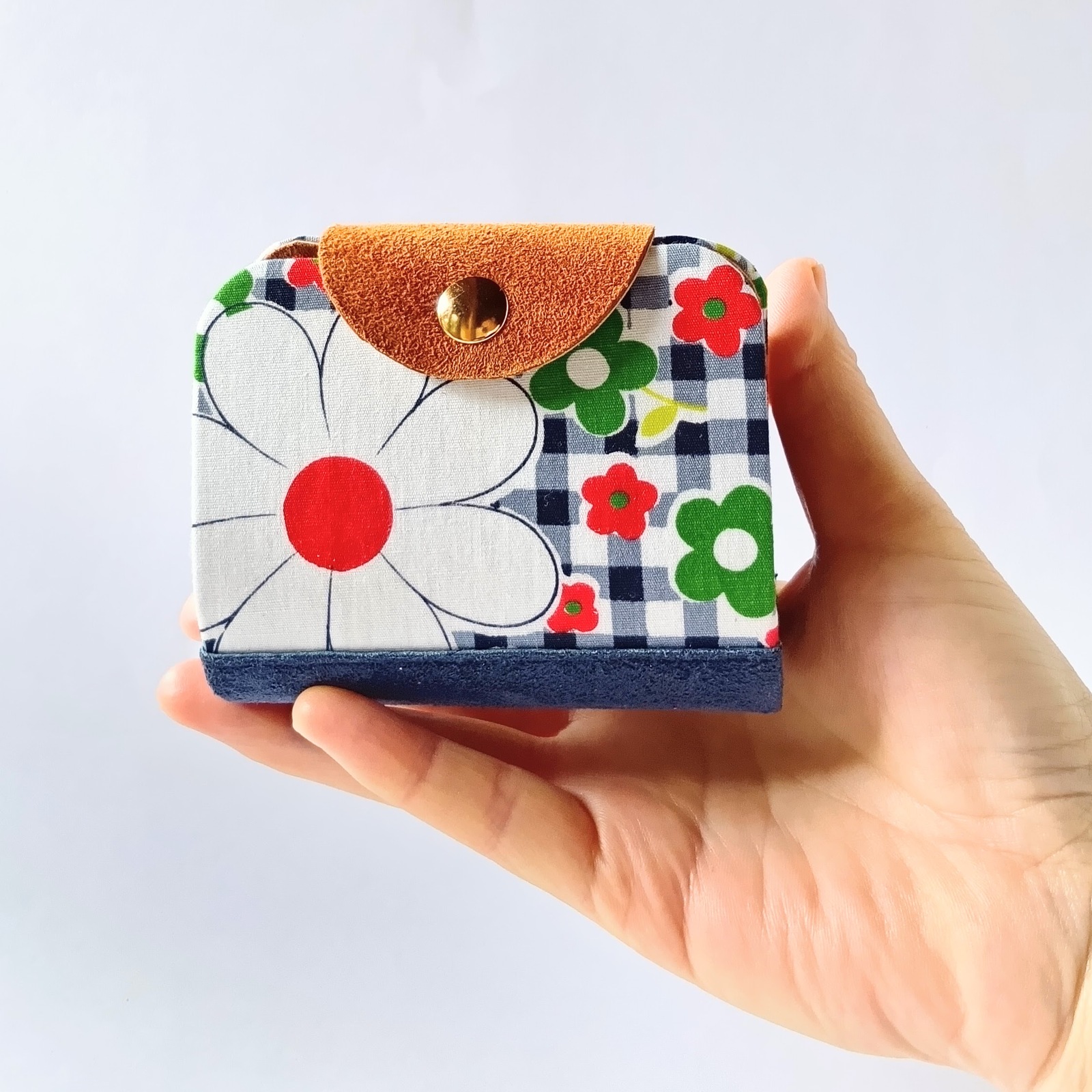 コロンと可愛い二つ折り財布　レトロフラワー　お札を折らない　二つ折り財布　コンパクト財布　ヴィンテージ生地　レトロ　ギンガムチェック　花柄 4,964円