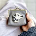 ダルメシアンのチェーン付きがま口財布　ビーズ刺繍　レザー　グレージュ　