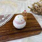 羊毛フェルト いちごミルクアイスのピンクッション　( くまさん いちごミルク　ピンクッション　針山  置物　)