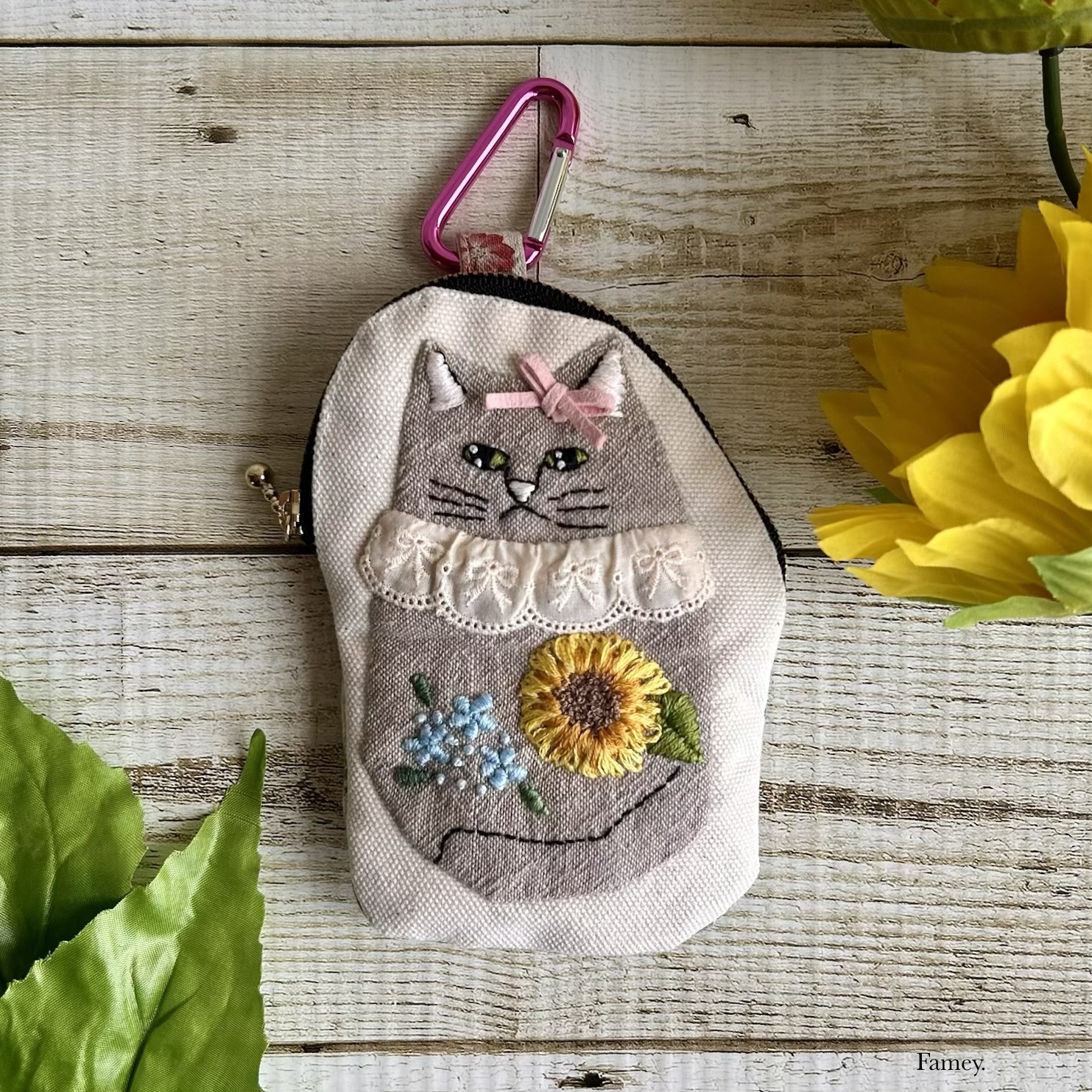 大人かわいい手刺繍猫ちゃんと向日葵×ブルースターの小さめポーチカラビナ付き　コットンリネン　リボン　レース　小物入れ　夏　ギフト　プレゼント 9,120円
