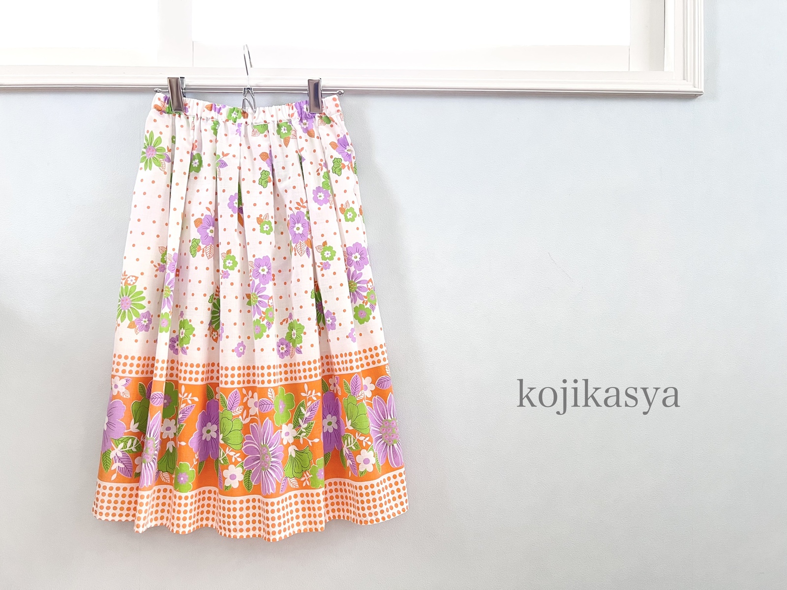 夏。小柄さん♪ヴィンテージ生地 白×オレンジ×パープル花柄のレトロなスカート Sサイズ 7,300円