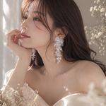 クリア花びらの大ぶりウェディングアクセサリー　大ぶりピアス　イヤリング　結婚式アクセサリー　ウエディングアクセサリー　ブライダルアクセサリー　ブライダルピアス　ウェディングピアス