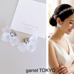 【人気】花びら　イヤリング　白　ホワイト　結婚式　花嫁　ブライダル　ふりふり　アクリルフラワー　エレガント　シルバー　ブライダル　ウェディング　可愛い　インスタ　上品　エレガント　清楚　パール