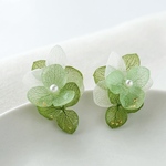 本物の紫陽花とパールのピアス/ノンホールピアス （イヤリング）　初夏を彩る 透明感 フラワーアクセサリー 爽やか グリーン 新緑 若葉 アレルギー対応