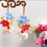 【専用ページ】カラフルブーケとキッチュなお馬のピアス（白）