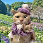 no.448ミニ・ミー人形を持つ茶猫さん