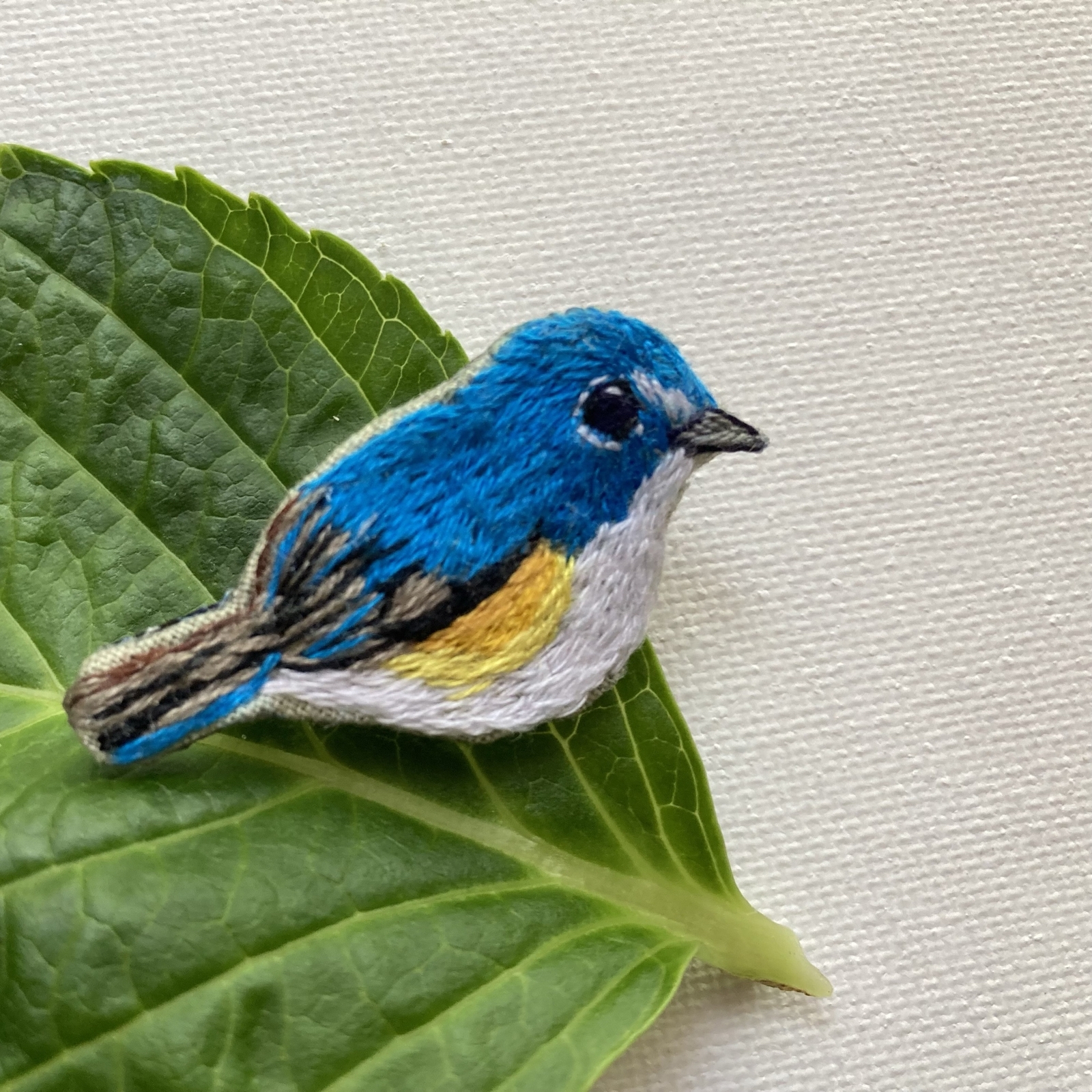 野鳥シリーズ メジロ 刺繍ブローチ 小鳥 - Minze. | minne byGMOペパボ