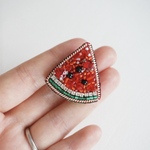 みずみずしいスイカのビーズ刺繍ブローチ（三角）｜塩をひとつまみ、夏のきらめき