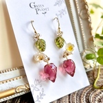 〔受注制作〕【いちごの耳飾り】Aタイプ　イヤリング/ピアス　レジンアクセサリー