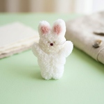 ふわふわ♡ぬいぐるみのようなうさぎのブローチ