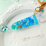 「雨粒の宝石がこぼれだす 紫陽花の絵の具チューブキーホルダー」