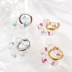光をまとう透明フラワーチャームのフープピアス｜2way ビーズ入り レジン 花 フープピアス　選べるゴールドorシルバー