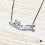 伸びる猫　ネックレス　サバトラ猫