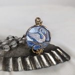 Opaline｜雨粒をすべる白鳥と淡青の湖、フロストクォーツとチェコガラスボタンのネックレス