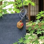 菩提樹珊瑚小粒ストラップ根付け　ST-027　木の実　珊瑚　