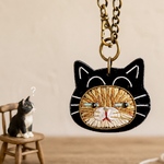 猫かぶってます　～バッグチャームになりました～　手刺繍　プレゼント　ギフト　父の日