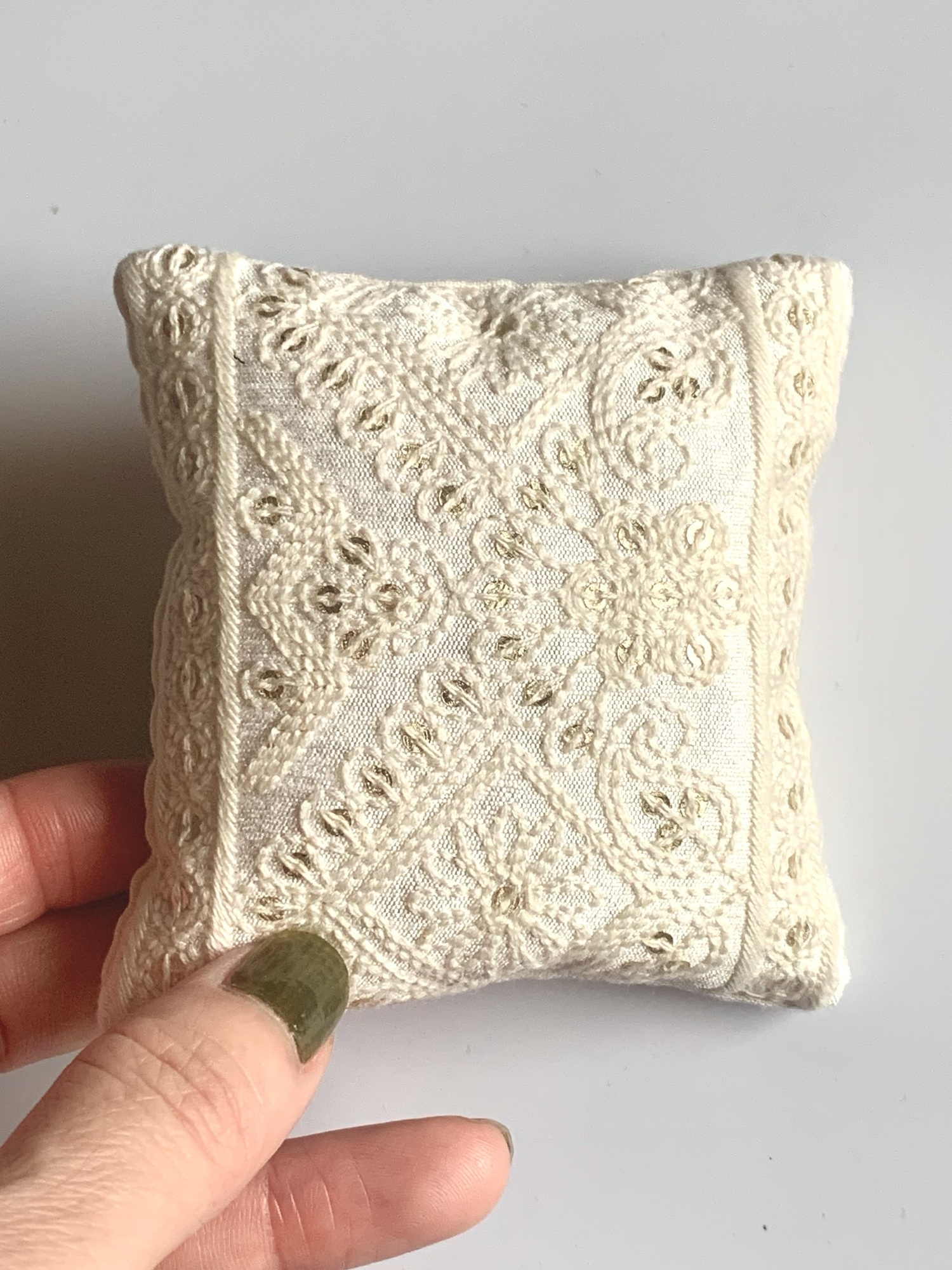 クッション 小サイズ CM-S05 生成り刺繍 花柄 ドール用 1/6スケール