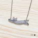 伸びる猫　ネックレス　ロシアンブルー