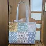 ＊[お試し価格]　試作品　パッチワークトートバッグ・マグネットボタン　花柄　ボトルホルダーつき　両面パッチワーク　極薄キルト芯　肩掛けトートバッグ　内ポケットつき
