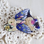 刺繍ブローチ　空飛ぶウサギ