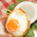 【ネジ式カラビナ付：スライド式ミラー大】目玉焼き（大）