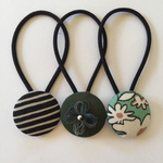 送料無料●くるみぼたん。ヘアゴム。ちょこっと刺繍。
