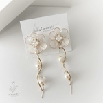 【Flora〜ﾌﾛｰﾗ〜】お花とらせんの淡水パールチェーンピアス・イヤリング／ウェディング・ブライダル・花嫁・ディップフラワー