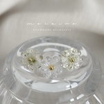 本物のお花を閉じ込めた、うる艶なお花のワンポイントアクセサリー ／ ホワイト 大人可愛い 小さめ ドライフラワー 揺れない レジン ピアス イヤリング アレルギー対応
