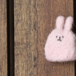 うさぎが生やせる羊毛フェルトパッチンどめ