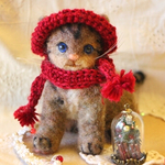 子猫とガラスドームのクリスマスツリー