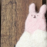 生えうさぎがふわふわ羊毛フェルトパッチンどめ