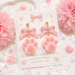超キュート💓💕ぷっくり猫の肉球🐾とライトピンク ステッチリボンの大人可愛いゆらゆらピアス🩷 猫アクセサリー 金属アレルギー対応 イヤリングご変更可💗