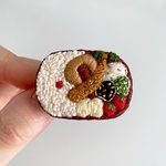 ハンバーグと海老フライ弁当 手刺繍 ブローチ ハンドメイド
