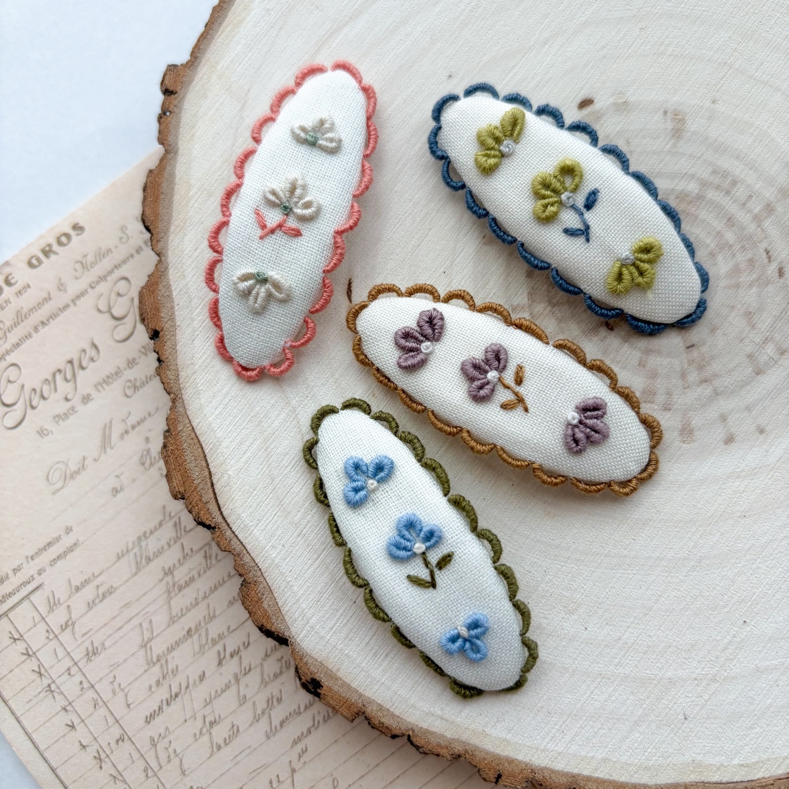 ⋮ 刺繍 ⋮ ふわふわお花のぱっちんピン 刺繍 ヘアピン ヘアクリップ 
