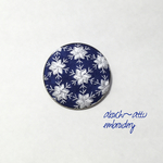 miko7ken様オーダー品☆雪の結晶の手刺繍のブローチ