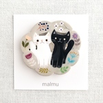 2匹の猫とお花の形ブローチ