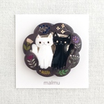 2匹の猫とお花の形ブローチ